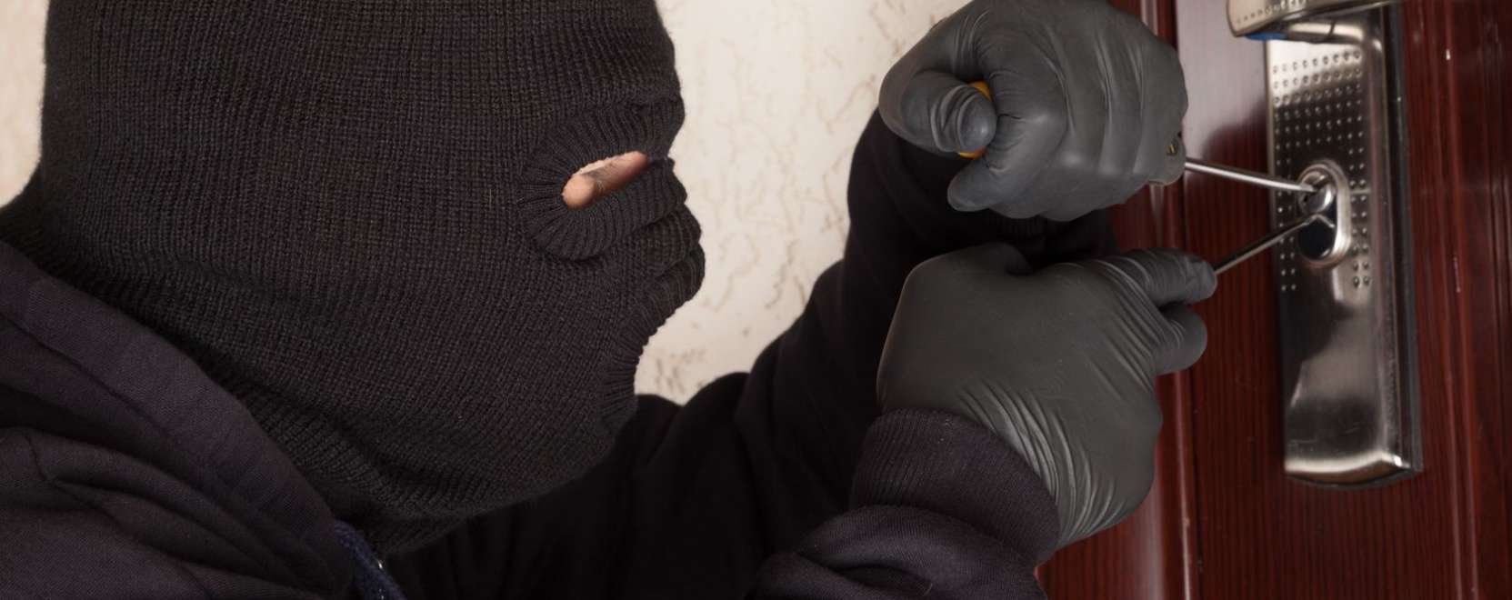 &Aacute;tveri a bet&ouml;rőket az okoshangsz&oacute;r&oacute;