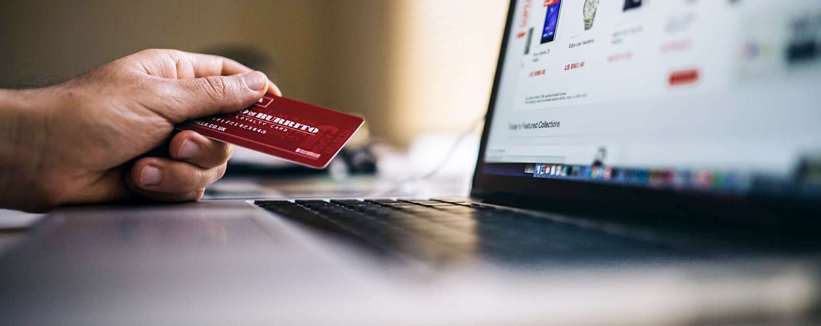 Az &eacute;lm&eacute;nyszerű aj&aacute;nlatokat keresik az e-v&aacute;s&aacute;rl&oacute;k