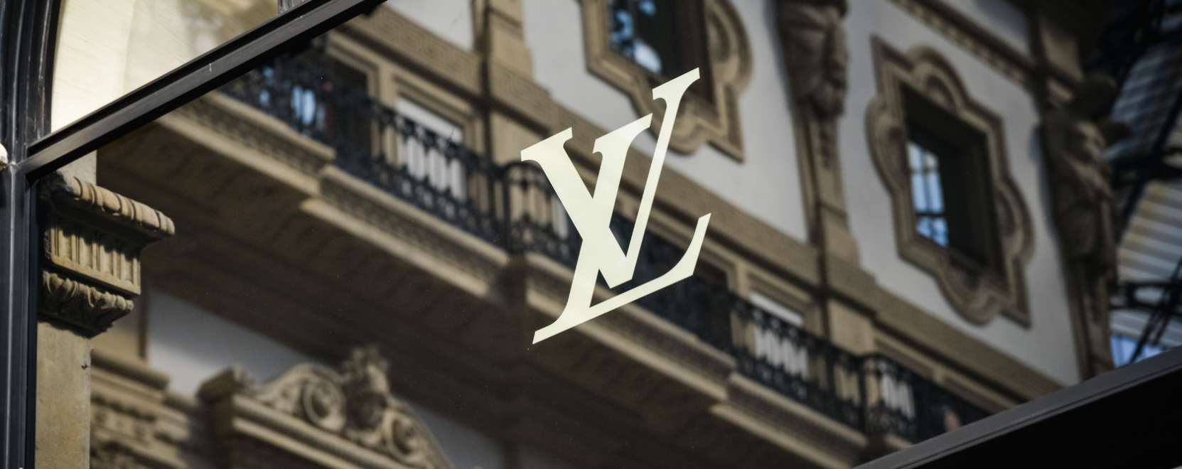 Nyomk&ouml;vetővel l&aacute;tja el t&aacute;sk&aacute;it a Louis Vuitton
