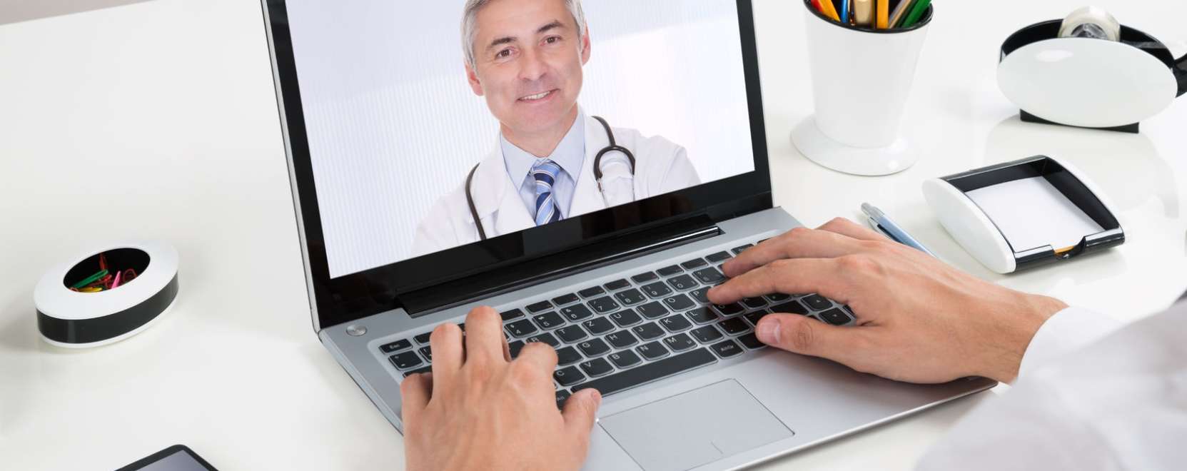 T&aacute;vkonzult&aacute;ci&oacute; az orvosokkal &ndash; A belg&aacute;k m&aacute;r megl&eacute;pt&eacute;k