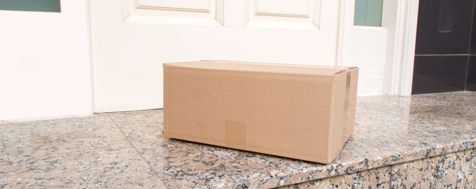 Az ajt&oacute; előtt hagyott csomagot is felismeri az okoskamera