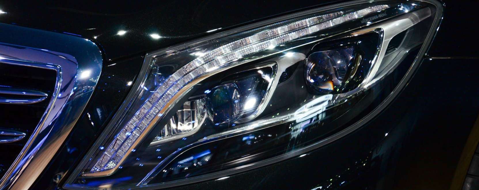 Okosf&eacute;nysz&oacute;r&oacute;val villant a Mercedes