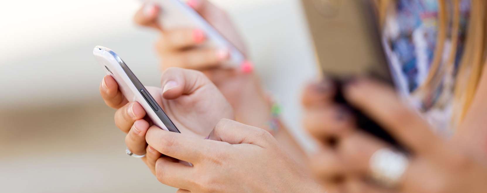 Minden negyedik online v&aacute;s&aacute;rl&aacute;st mobilon int&eacute;z&uuml;nk