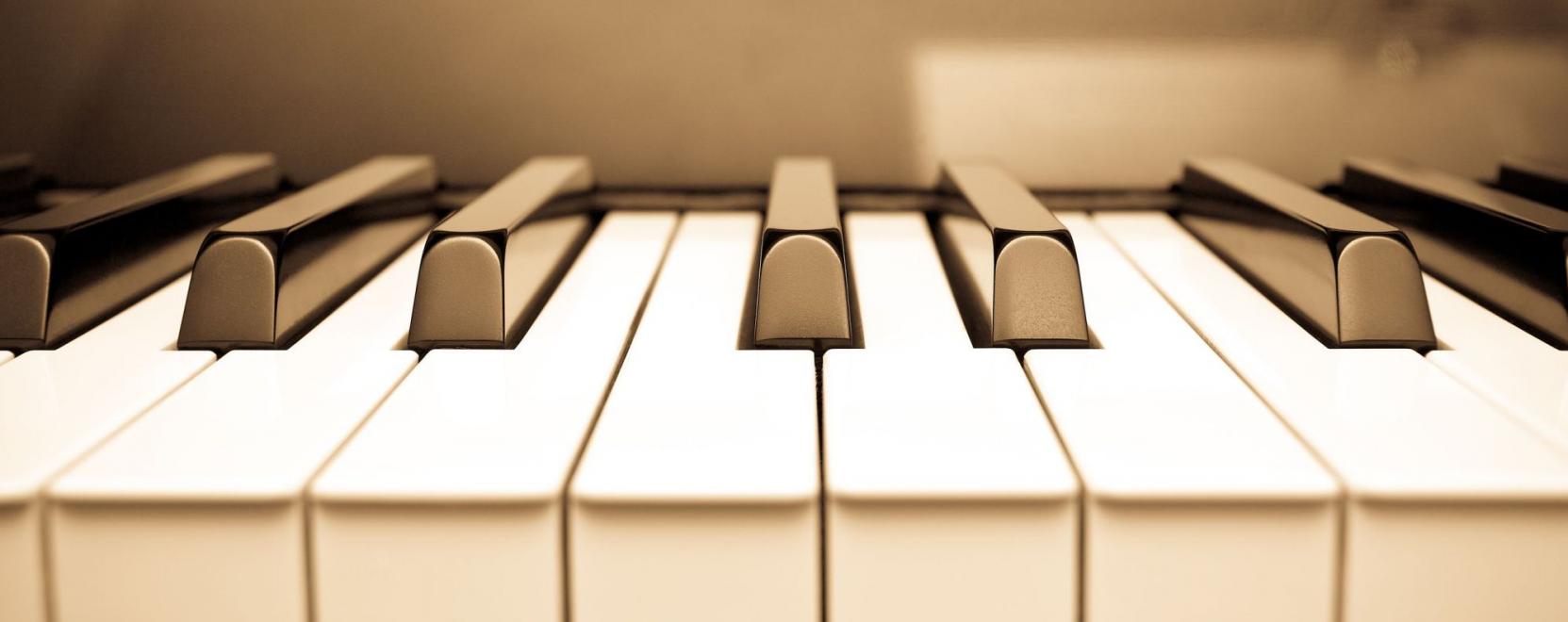 Zen&eacute;szeknek seg&iacute;t a k&eacute;zmozdulatokkal ir&aacute;ny&iacute;that&oacute; okosgyűrű