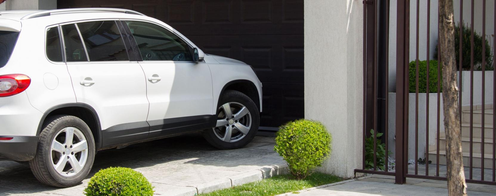 N&ouml;velik az otthon biztons&aacute;g&aacute;t az intelligens gar&aacute;zsnyit&oacute;k