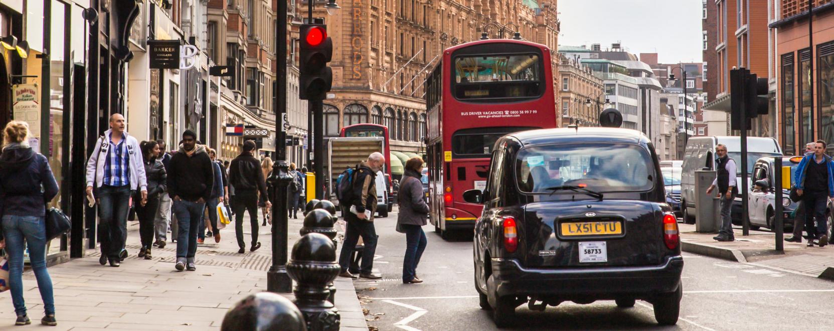 &Iacute;gy k&eacute;sz&uuml;lnek a britek az &ouml;nvezető aut&oacute;z&aacute;sra