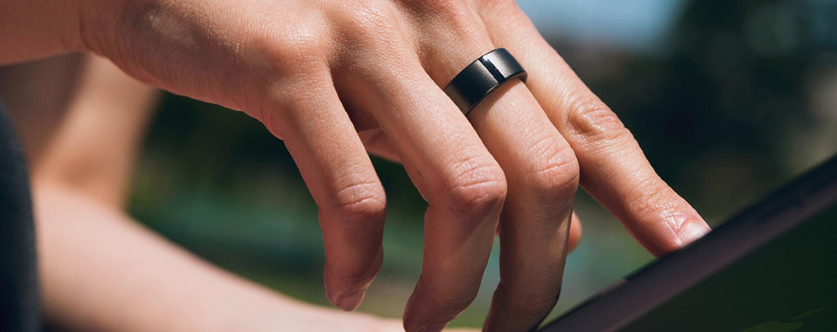 Nem tal&aacute;lja a telefonj&aacute;t? K&eacute;rjen seg&iacute;ts&eacute;get az okosgyűrűtől