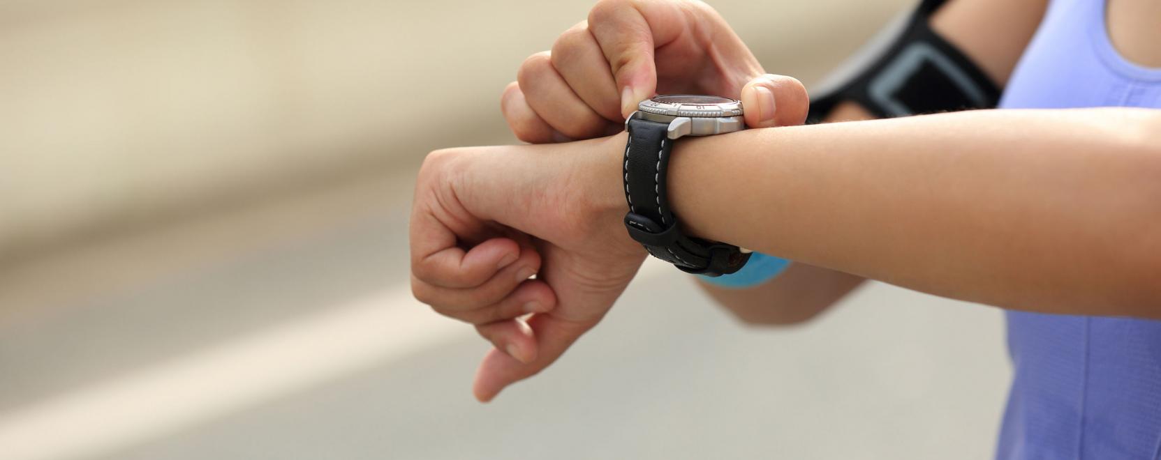 Az okos&oacute;r&aacute;kra a divattervezők is r&aacute;kattannak