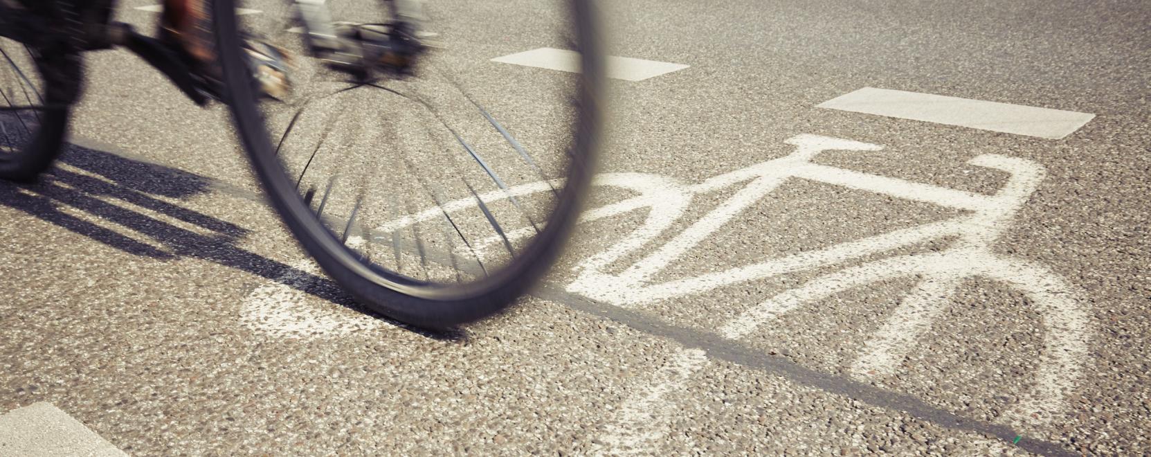 Biztons&aacute;gban k&eacute;t ker&eacute;ken: &uacute;jabb okoss&aacute;g a bicikliseknek
