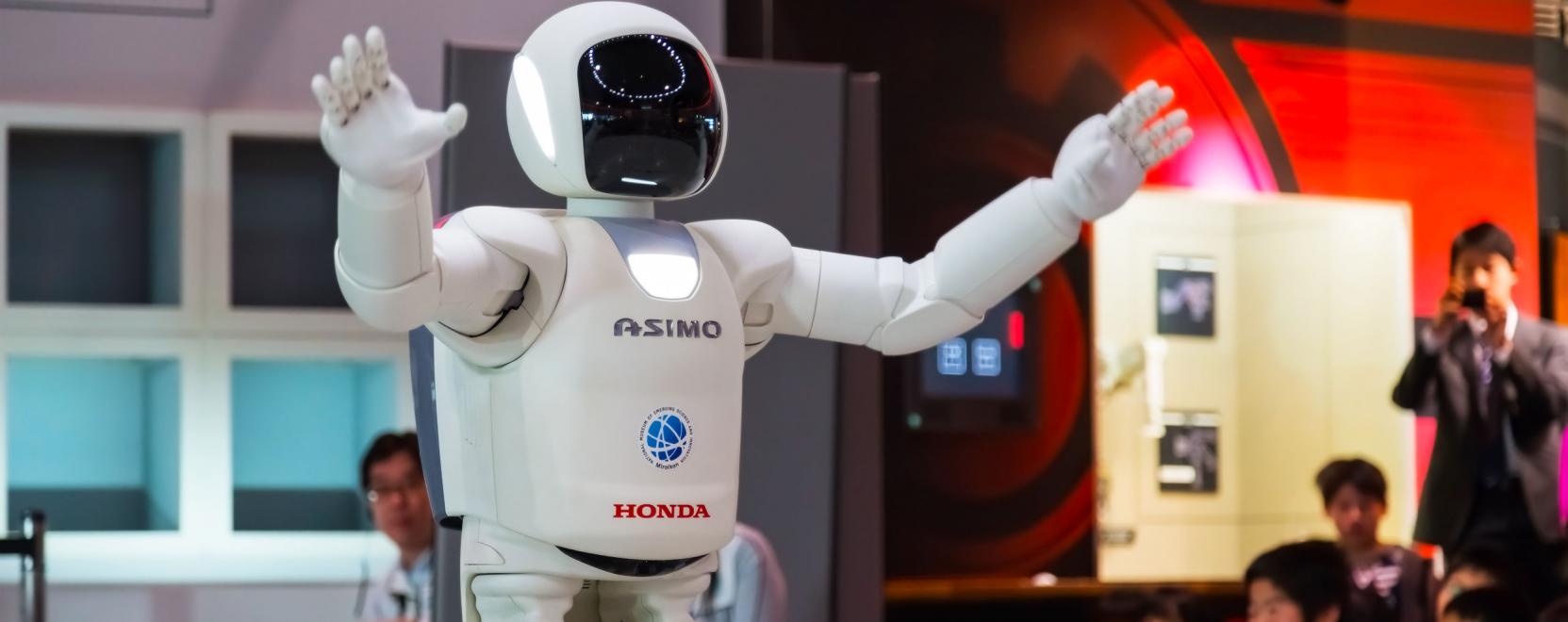 Nyugdíjba megy a világhírű robot, aki Obamával is focizott