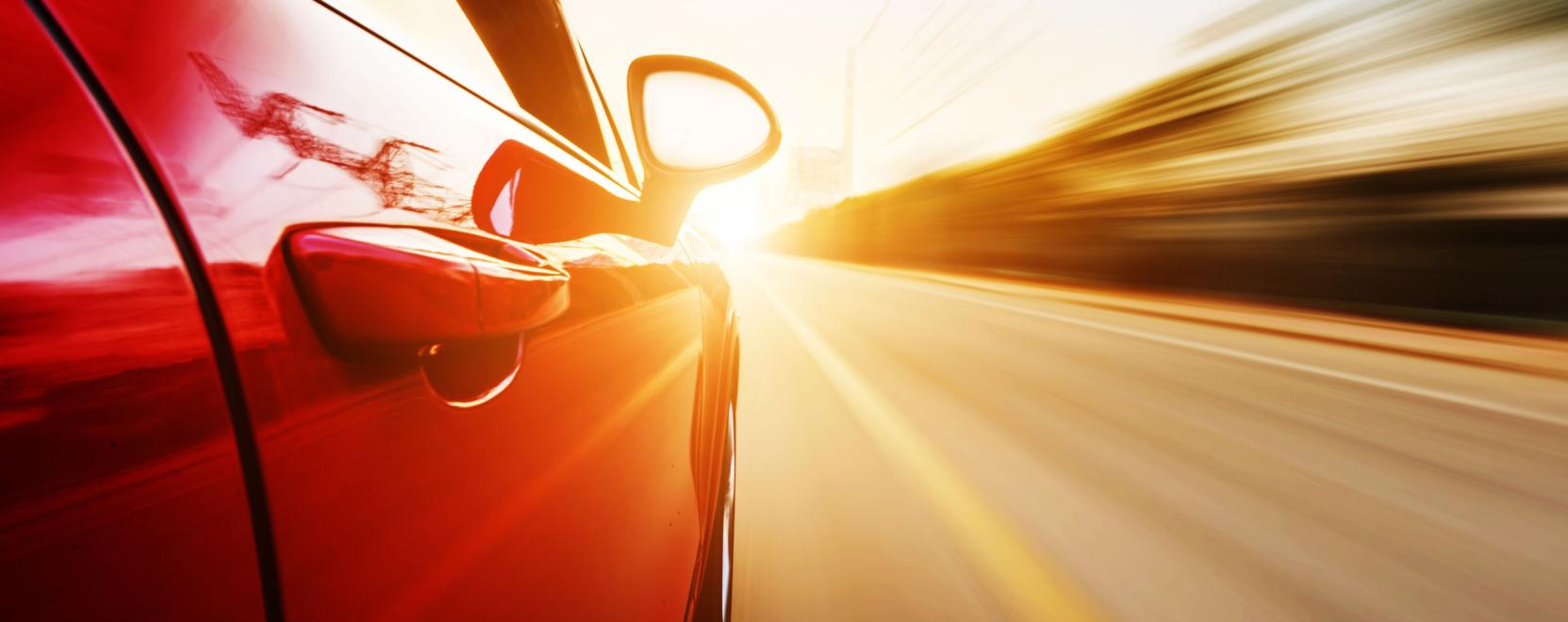 Az &ouml;nvezető aut&oacute;hoz gondolkod&oacute; abroncs duk&aacute;l