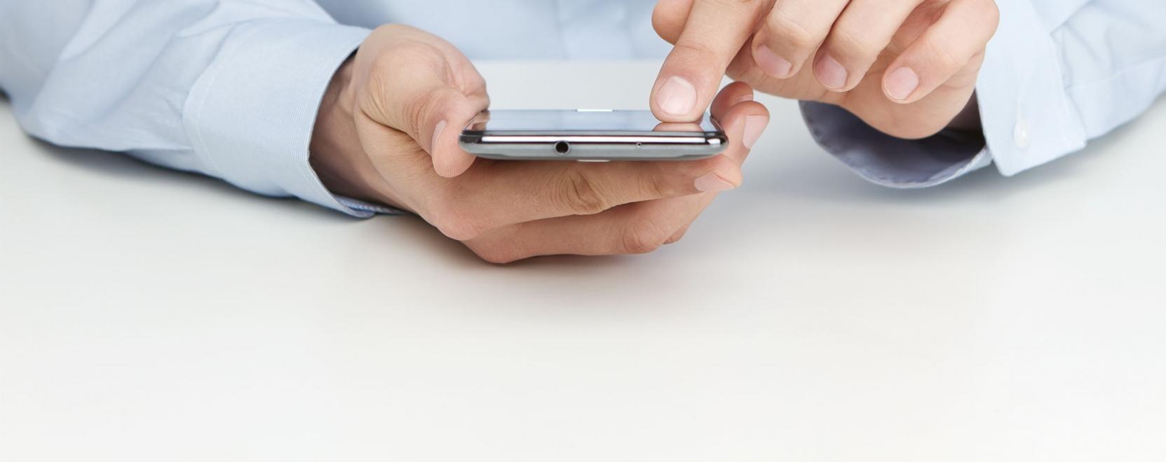 Ism&eacute;t p&ouml;r&ouml;g a vil&aacute;g legnagyobb okostelefon-piaca