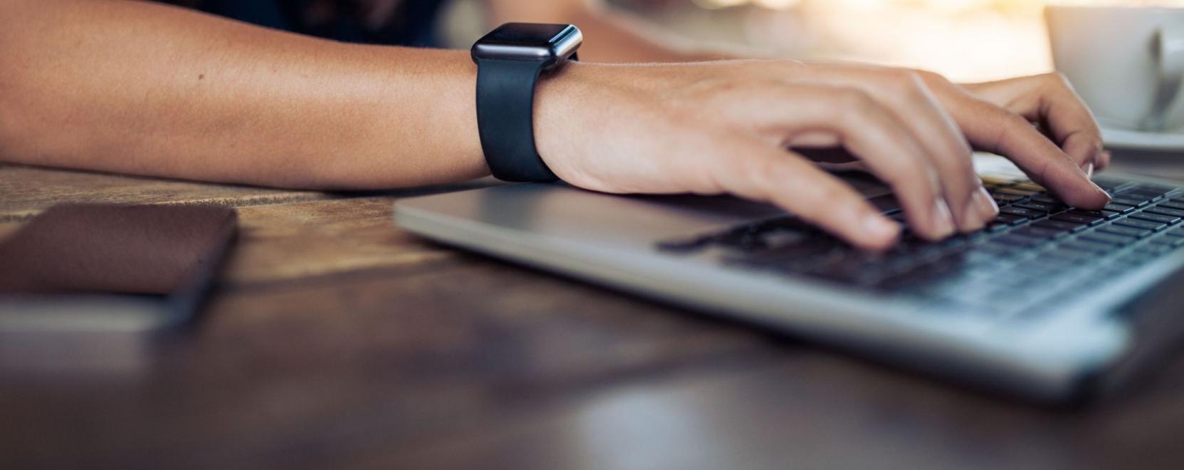 A Wear OS r&aacute;ncfelvarr&aacute;s&aacute;ra k&eacute;sz&uuml;l a Google