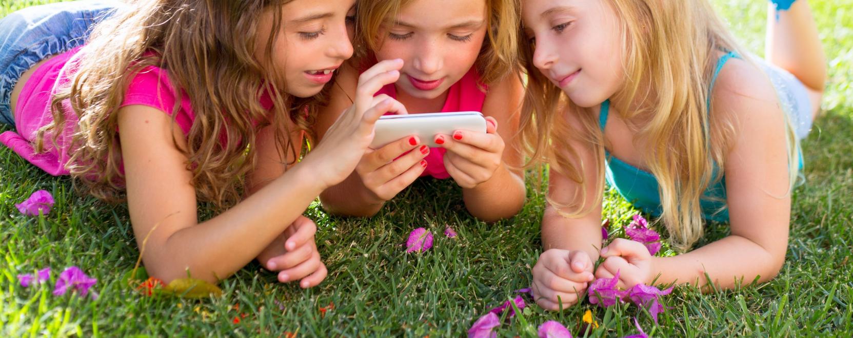 Digit&aacute;lis dilemm&aacute;k a csal&aacute;dban