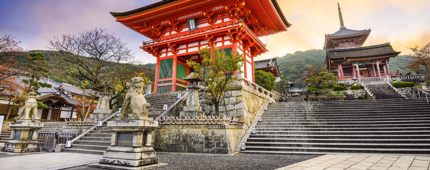 Idegenvezetőnek &aacute;lltak a humanoid robotok Jap&aacute;nban