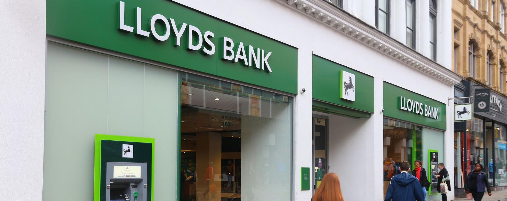 Lloyds: bankárok helyett informatikusokat!