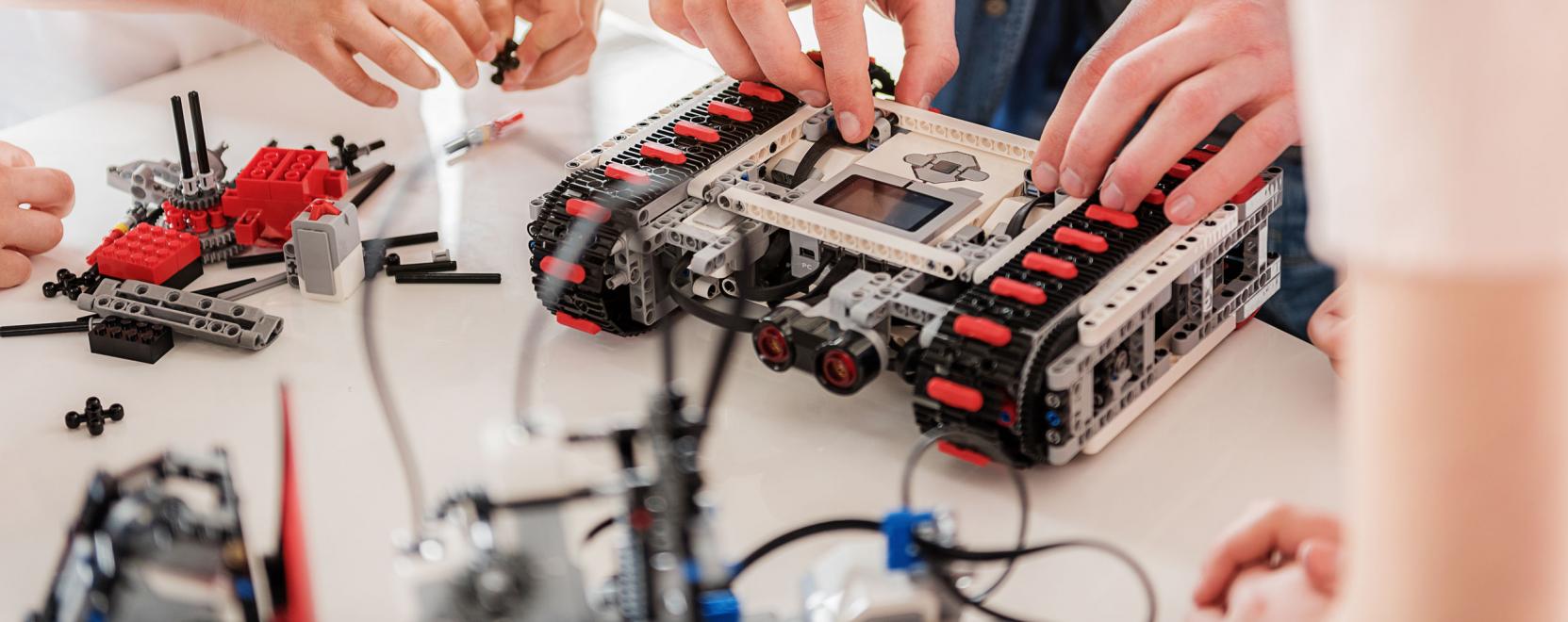 LEGO robotok a Vodafone digit&aacute;lis iskola programj&aacute;ban