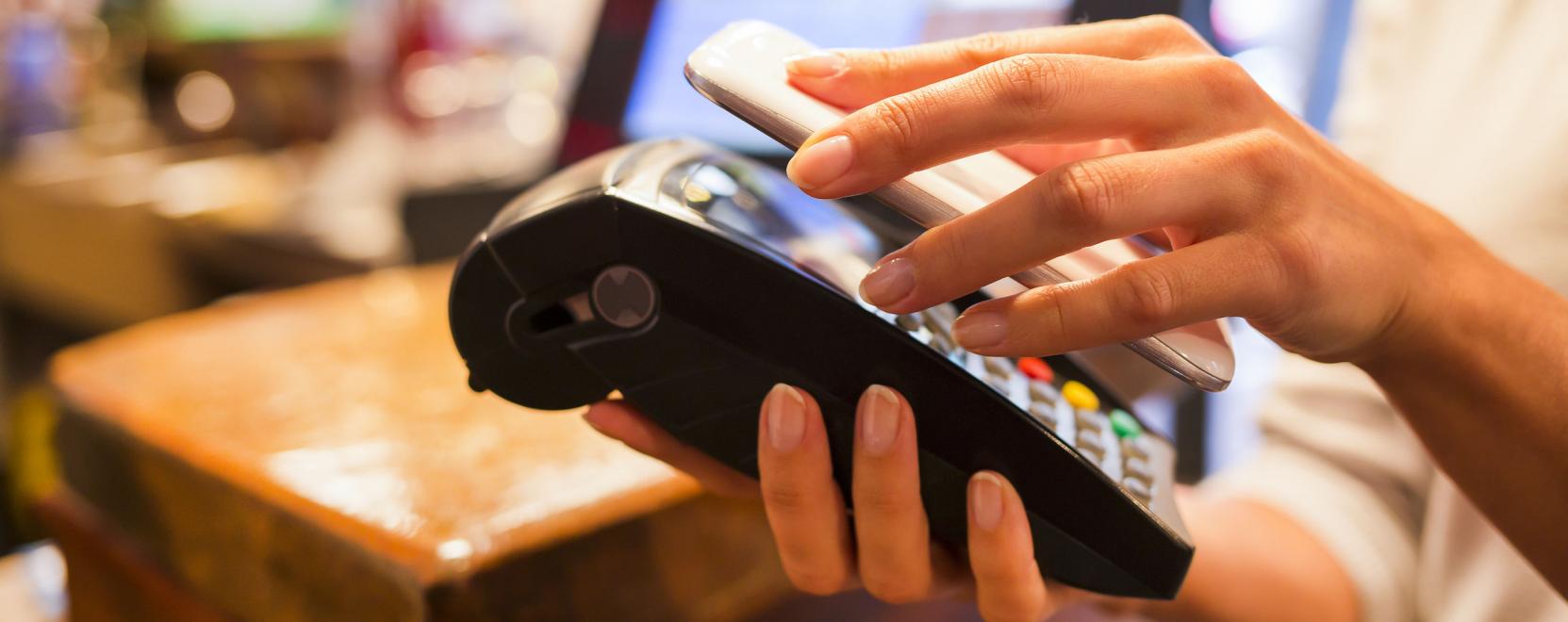 A digitaliz&aacute;ci&oacute;val cs&ouml;kkenhet a k&eacute;szp&eacute;nzhaszn&aacute;lat