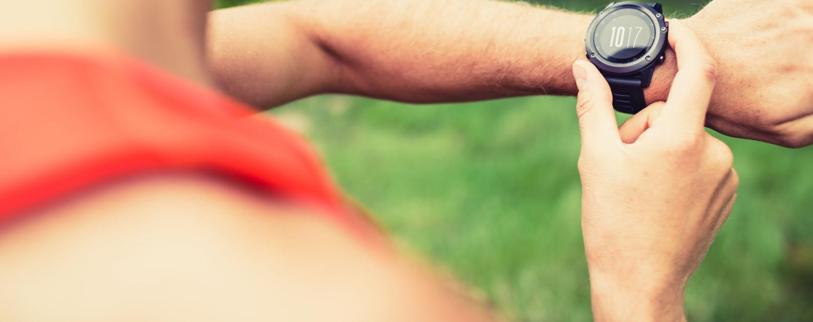 Beerős&iacute;tett a Fossil az &uacute;j okos&oacute;r&aacute;j&aacute;val