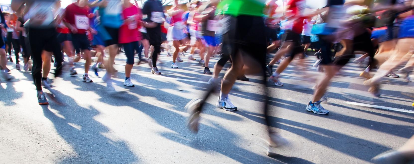 Okosp&oacute;l&oacute; figyel minden sz&iacute;vdobban&aacute;st