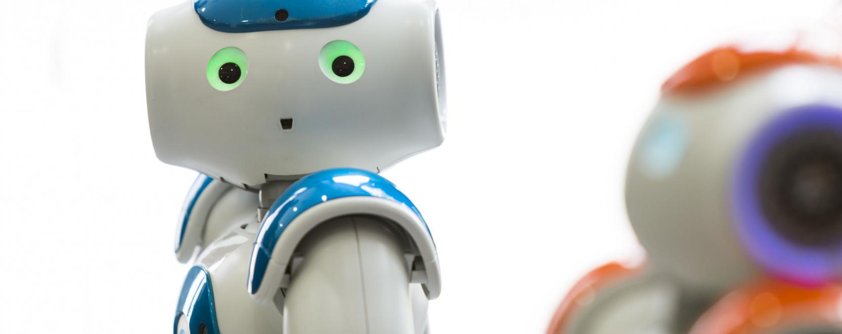 &Iacute;me, egy robot, amely garant&aacute;lja a j&oacute; t&aacute;rsas&aacute;got