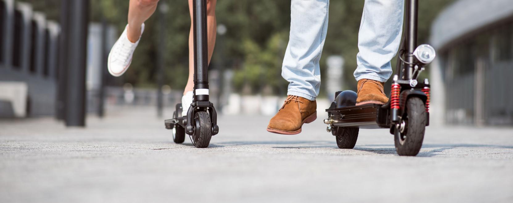 Mag&aacute;t&oacute;l hajtana a t&ouml;ltőponthoz az Uber rollere &eacute;s ker&eacute;kp&aacute;rja