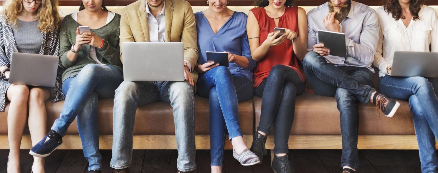 Digit&aacute;lis &aacute;talakul&aacute;s: akad&aacute;lyokba &uuml;tk&ouml;znek a c&eacute;gek