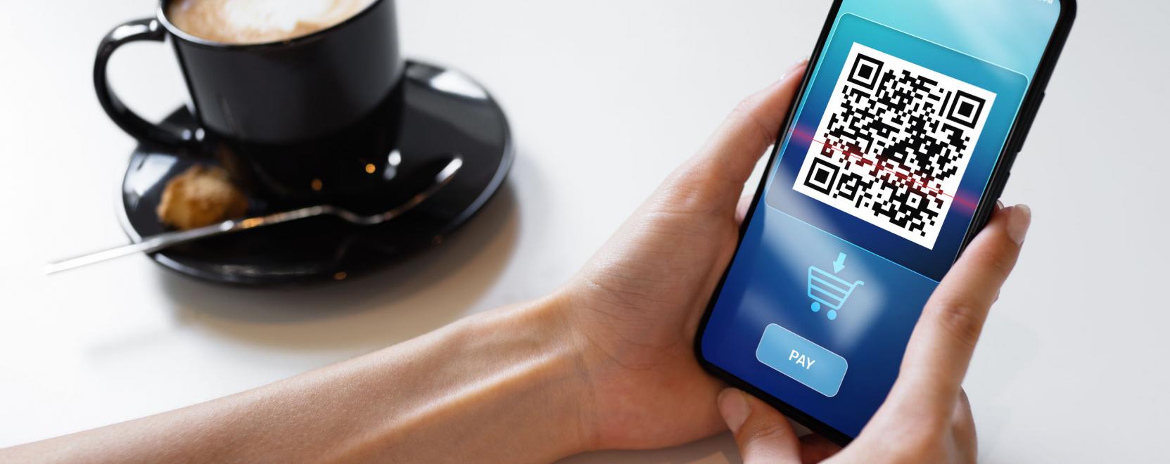 A QR-k&oacute;dos &eacute;s mobil fizet&eacute;s szor&iacute;thatja h&aacute;tt&eacute;rbe a k&eacute;szp&eacute;nzt