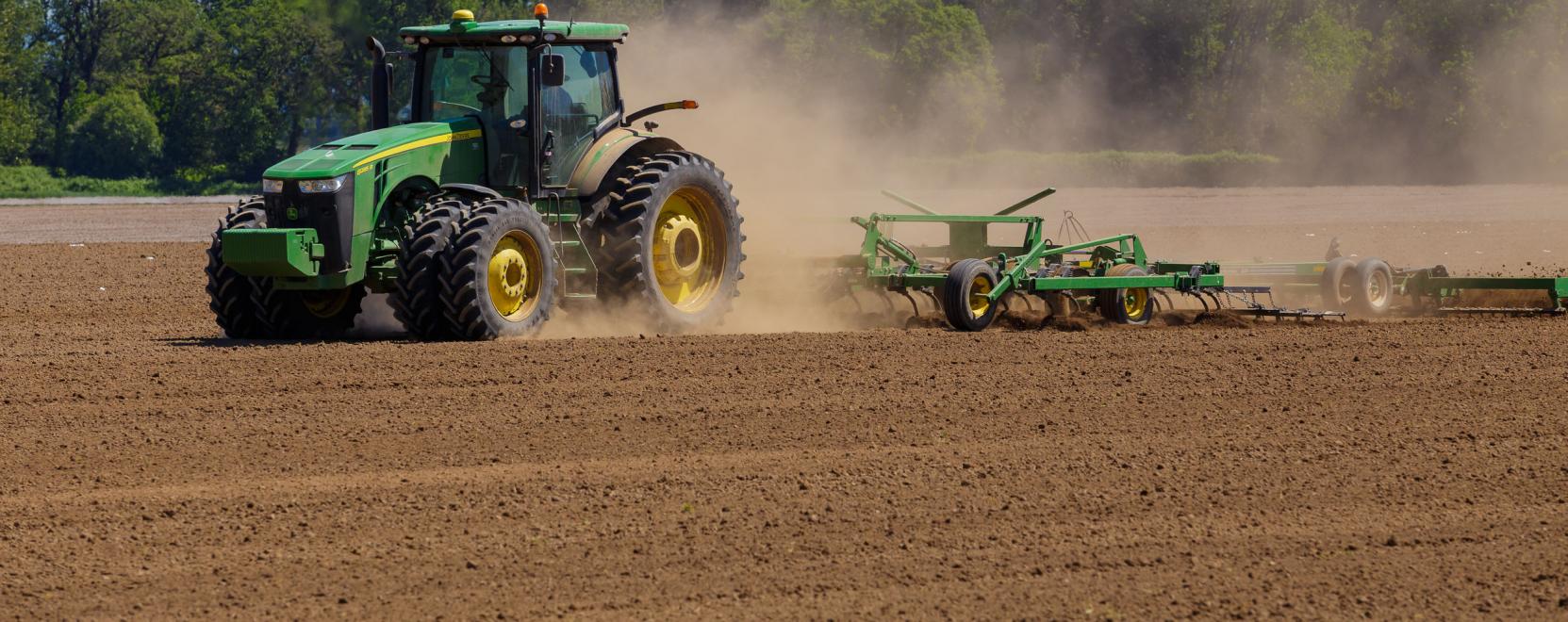 M&eacute;g kell a sofőr az &ouml;nvezető traktorra