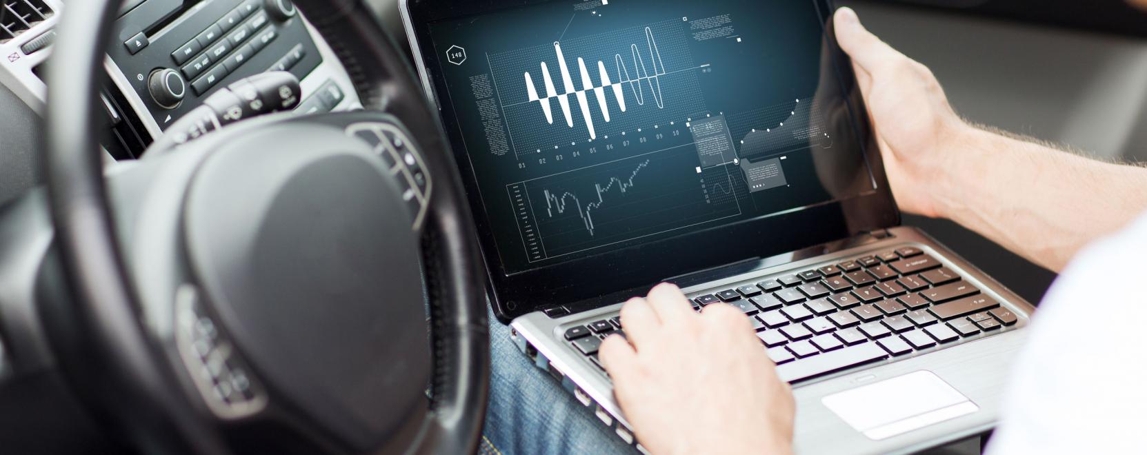 300 ezer t&aacute;mad&aacute;s &eacute;ri havonta az okosaut&oacute;kat