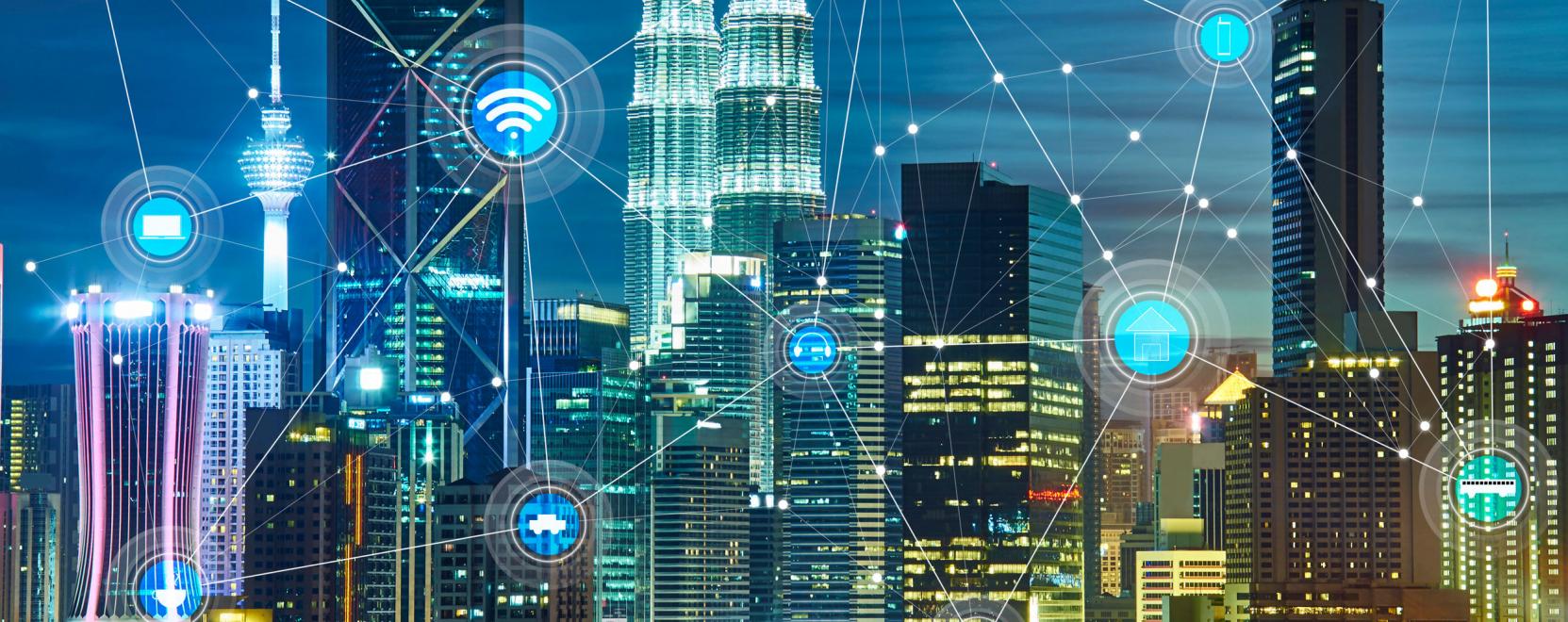 Hasonl&oacute;s&aacute;gok a v&aacute;llalati h&aacute;l&oacute;zatok &eacute;s az okosv&aacute;rosok k&ouml;z&ouml;tt