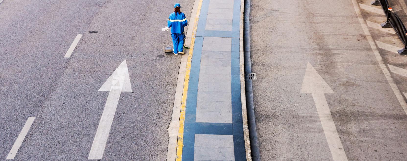 Nyomk&ouml;vetővel l&aacute;tj&aacute;k el a k&iacute;nai utcaseprőket