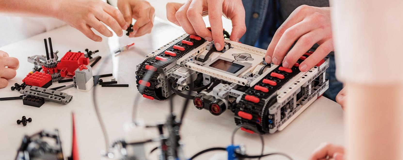 Elindult a visszasz&aacute;ml&aacute;l&aacute;s a WRO robotversenyen