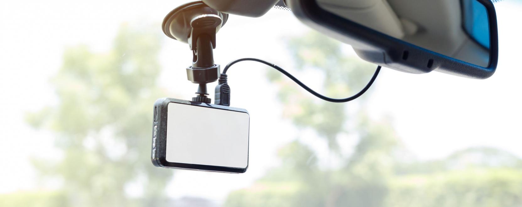 Fed&eacute;lzeti kamera figyelmezteti az &aacute;lmos aut&oacute;sokat