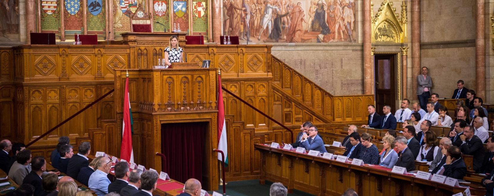 Infoparlament: f&oacute;kuszban a digitaliz&aacute;ci&oacute;, az MI &eacute;s az 5G