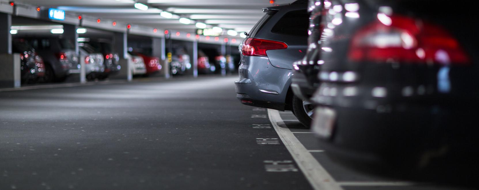 Okos parkol&aacute;si rendszer aut&oacute;soknak &eacute;s c&eacute;geknek