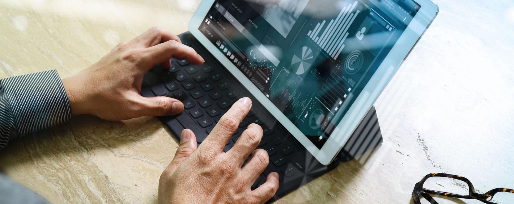 Digit&aacute;lis szakad&eacute;kra figyelmeztetnek a techc&eacute;gek