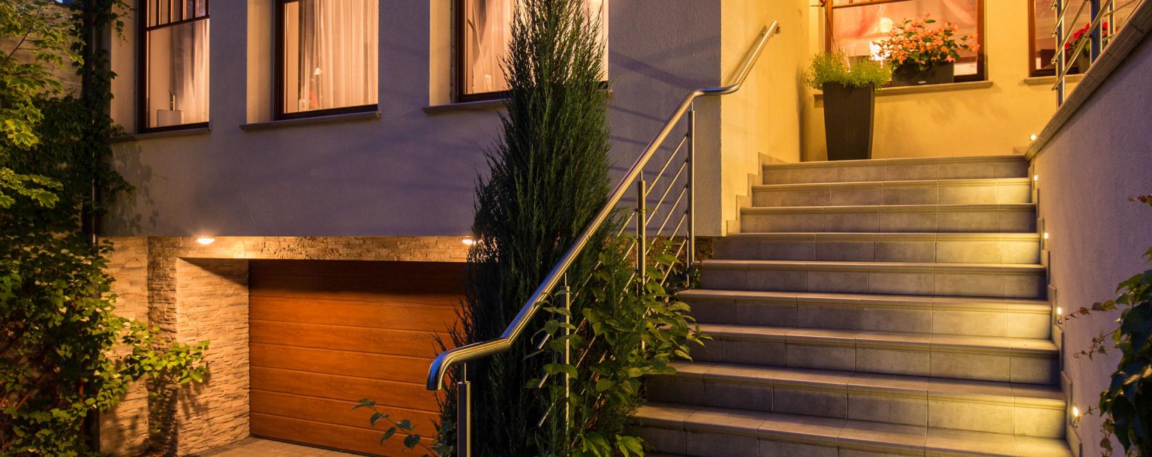 Időj&aacute;r&aacute;s&aacute;ll&oacute; okos vil&aacute;g&iacute;t&aacute;si lehetős&eacute;gek a kertben