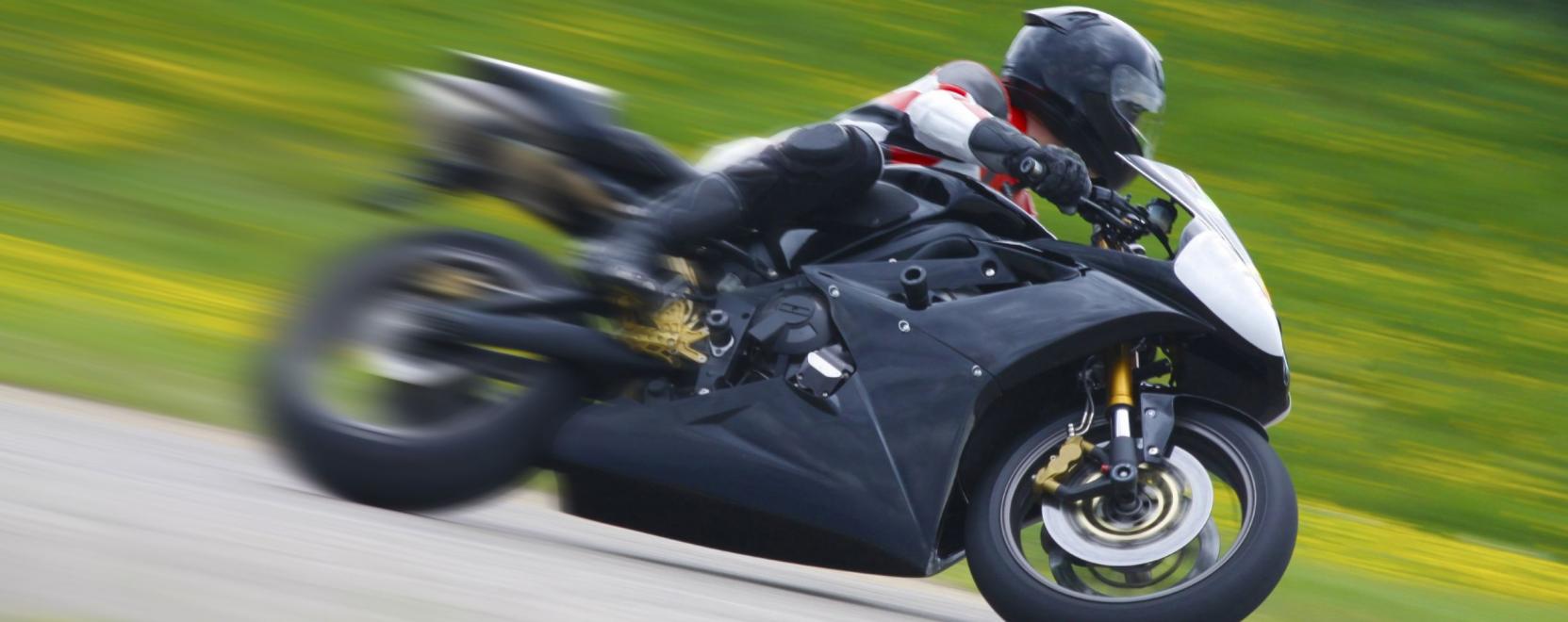 Az intelligens buk&oacute;sisak f&eacute;nyjelz&eacute;sekkel is kommunik&aacute;l