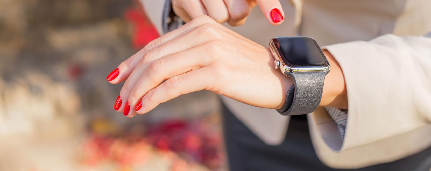 Az Apple Watch bab&eacute;rjaira t&ouml;r a Fossil &uacute;j okos&oacute;r&aacute;ja