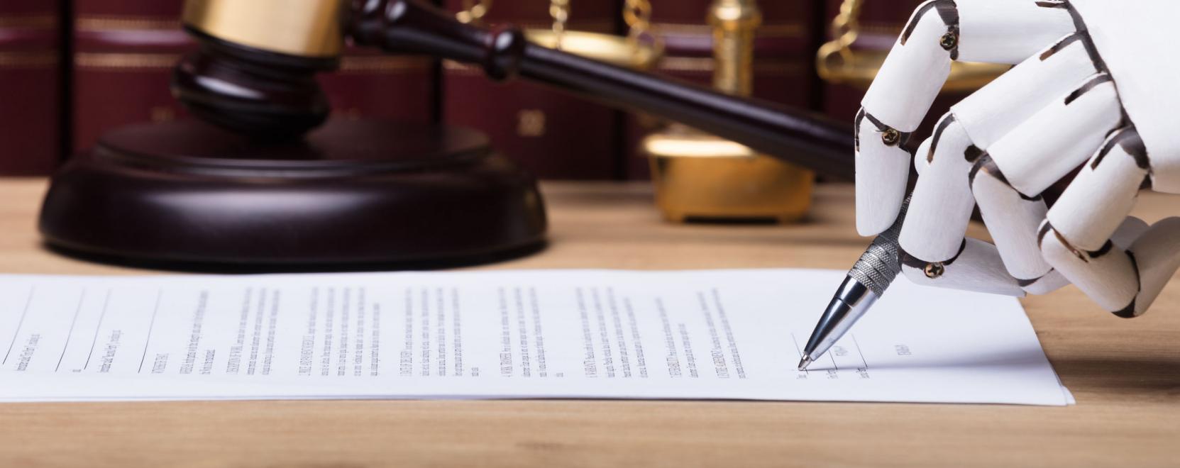 Mesters&eacute;ges intelligencia &eacute;s jog: lehetős&eacute;g vagy kock&aacute;zat?