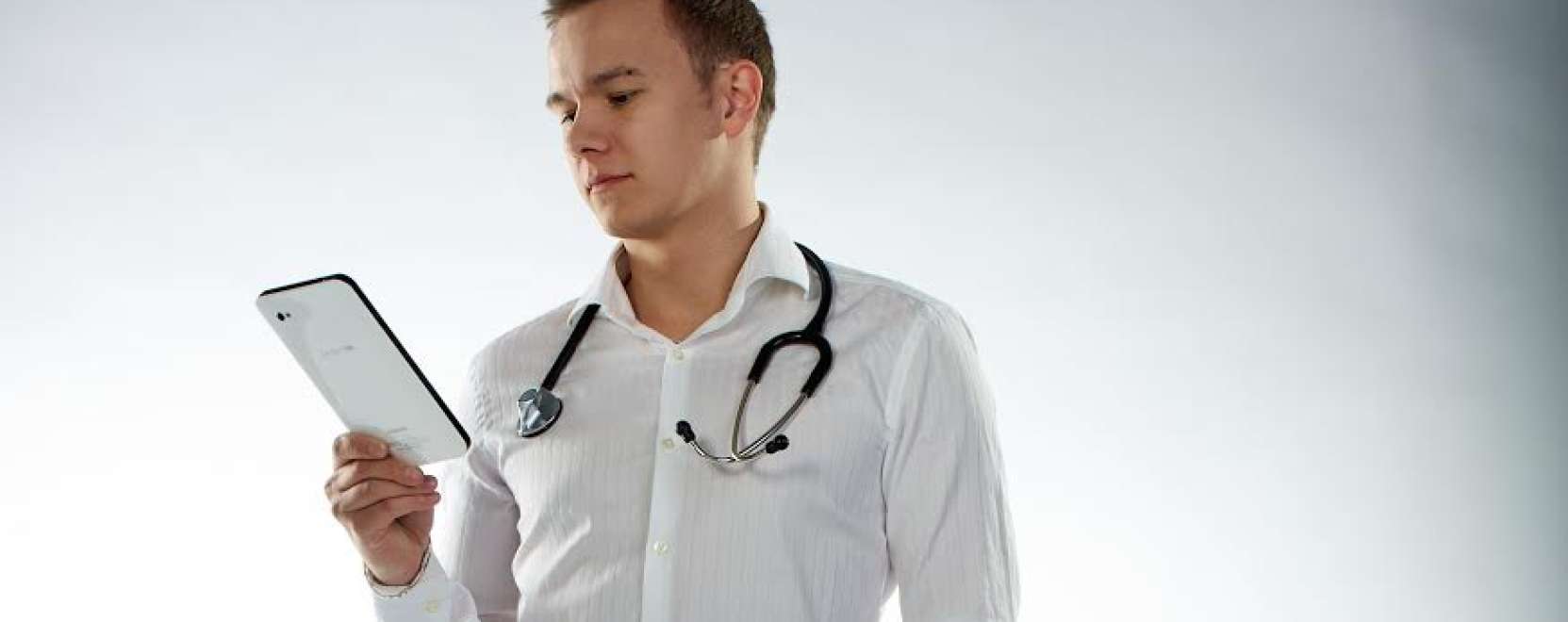 Mesk&oacute; Bertalan: az M2M cunamik&eacute;nt k&ouml;zel&iacute;t az eg&eacute;szs&eacute;g&uuml;gy fel&eacute;