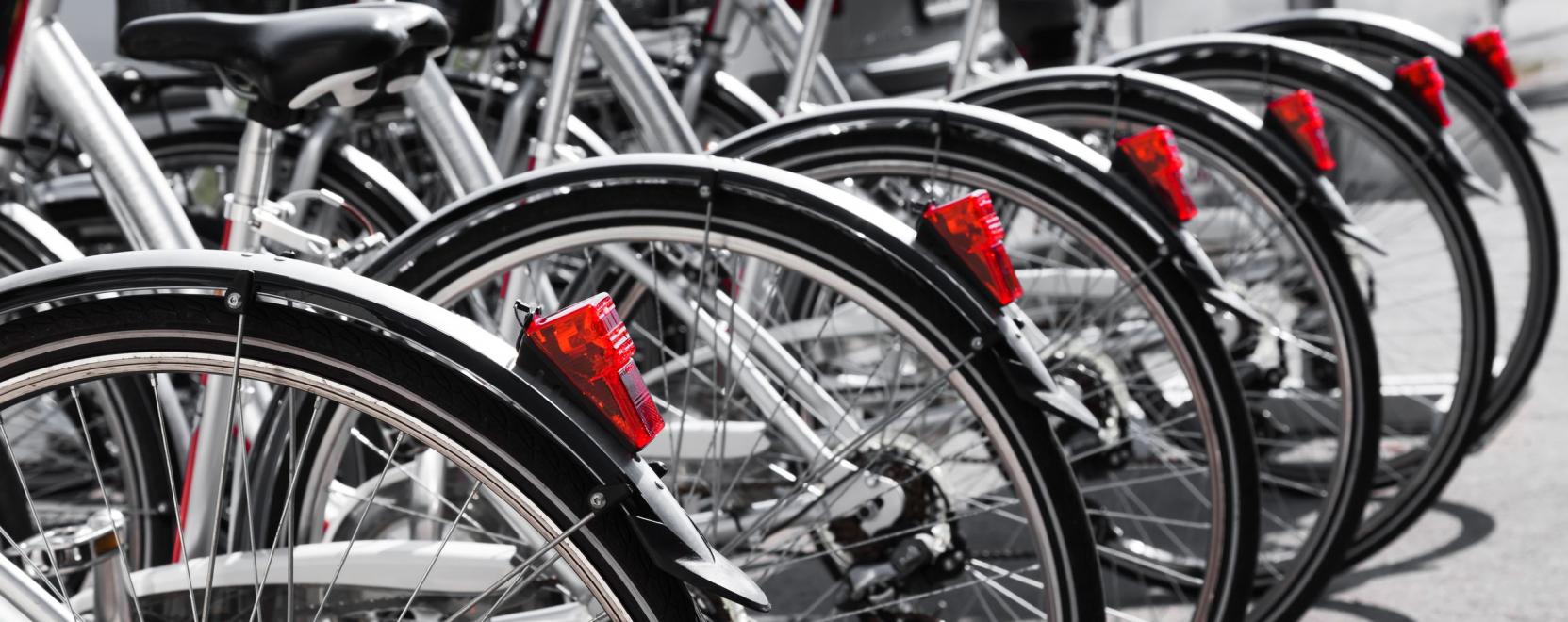 Okosbiciklivel &ouml;szt&ouml;n&ouml;zn&eacute;k a v&aacute;rosi teker&eacute;st