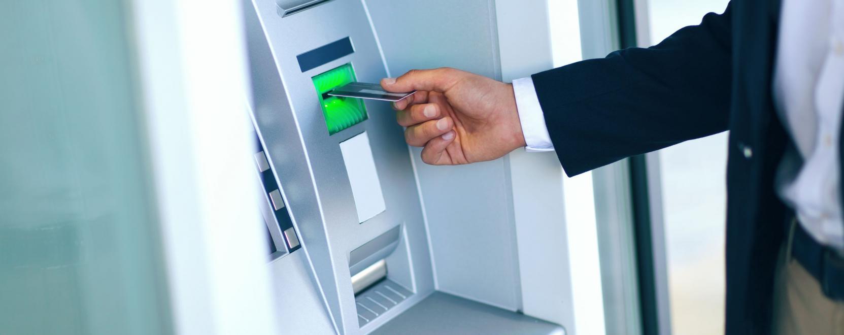 Az okos ATM-ekn&eacute;l m&aacute;r utalni is lehet