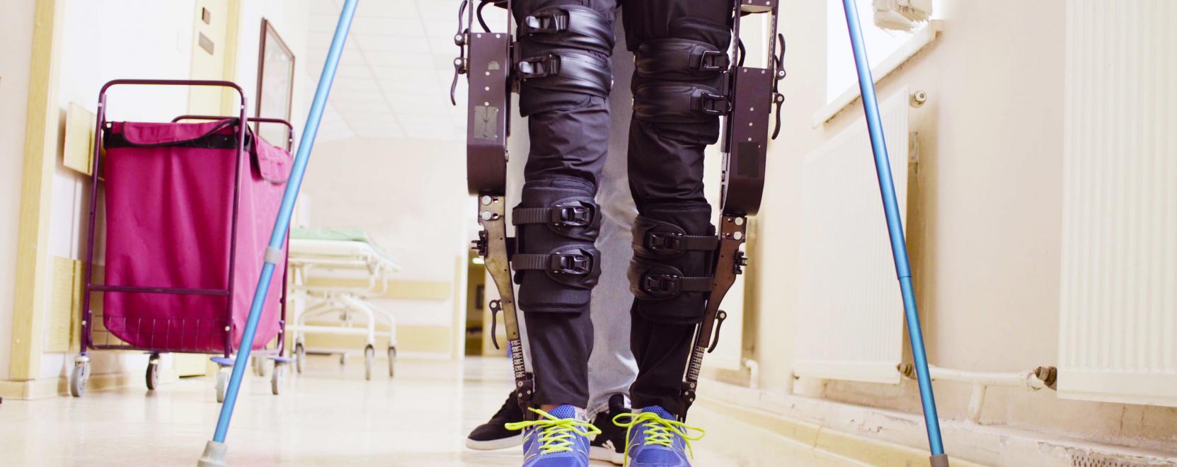 Exoskeletonnal v&eacute;geznek kutat&aacute;st a p&eacute;csi egyetemen