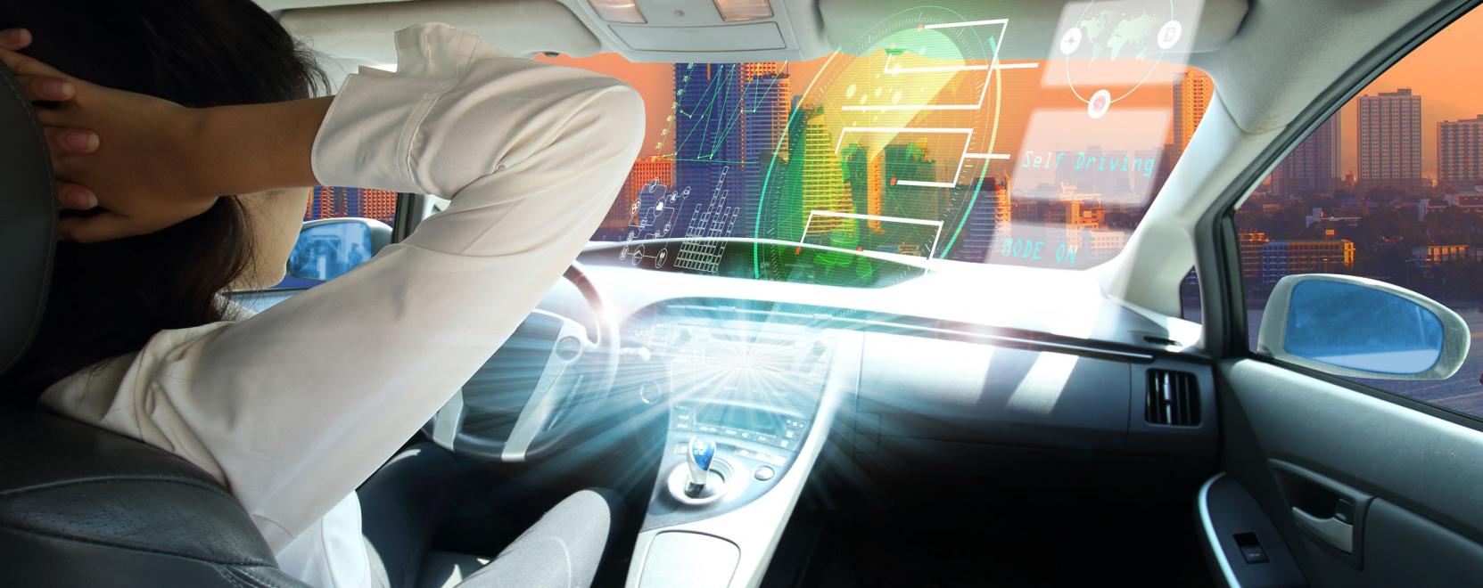 A fiataloknak bej&ouml;nnek az &ouml;nvezető aut&oacute;k