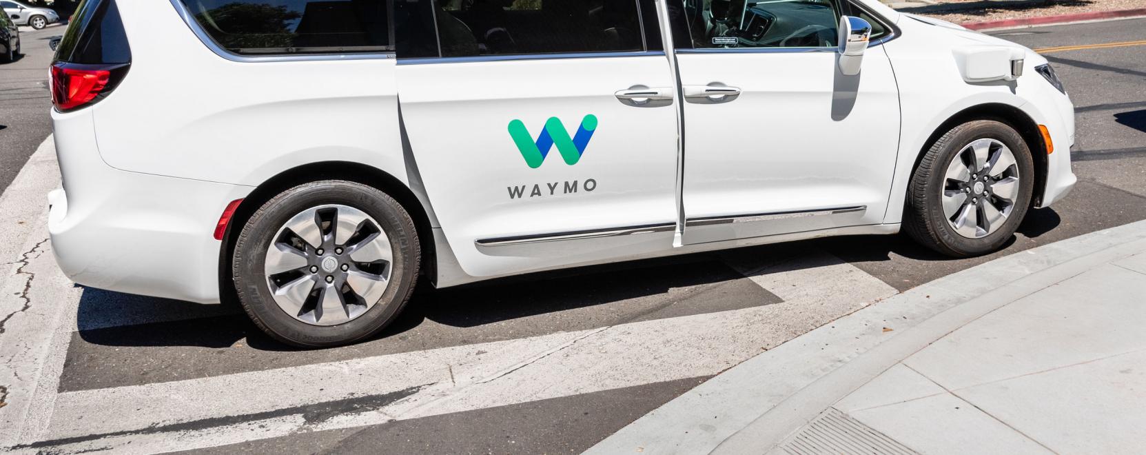 Falj&aacute;k a m&eacute;rf&ouml;ldeket a Waymo &ouml;nvezető aut&oacute;i