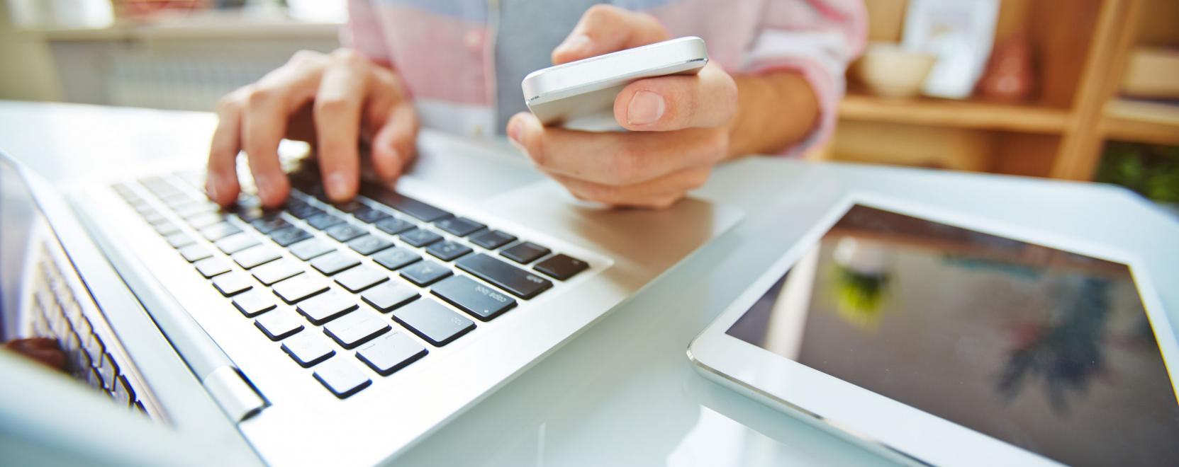 Interakt&iacute;v applik&aacute;ci&oacute; k&ouml;veti nyomon a koronav&iacute;rus terjed&eacute;s&eacute;t