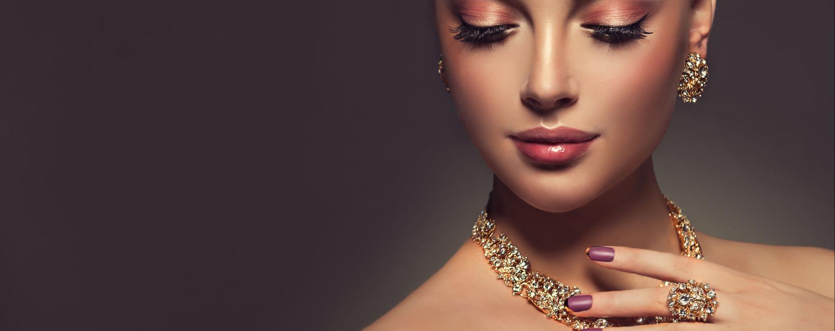 Az okos&eacute;kszerek nem csak &ouml;lt&ouml;ztetnek