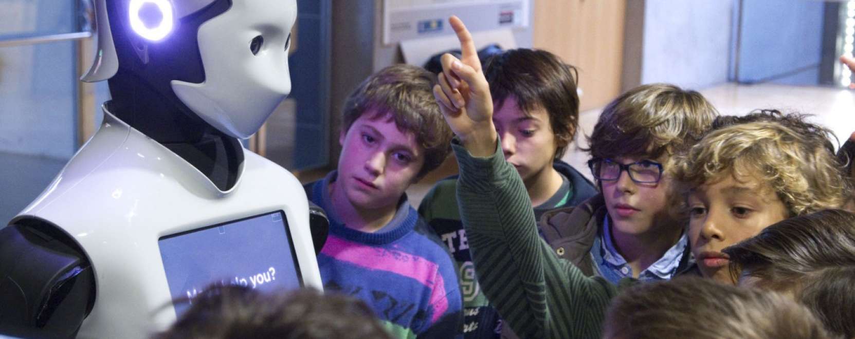 Robotok l&eacute;pnek katedr&aacute;ra egy mag&aacute;niskol&aacute;ban